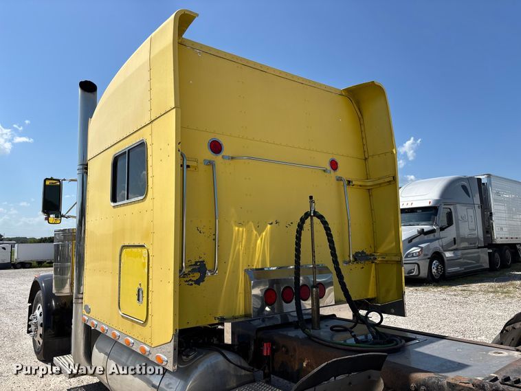 image for item FG0598 2003 Peterbilt 379 semi truck