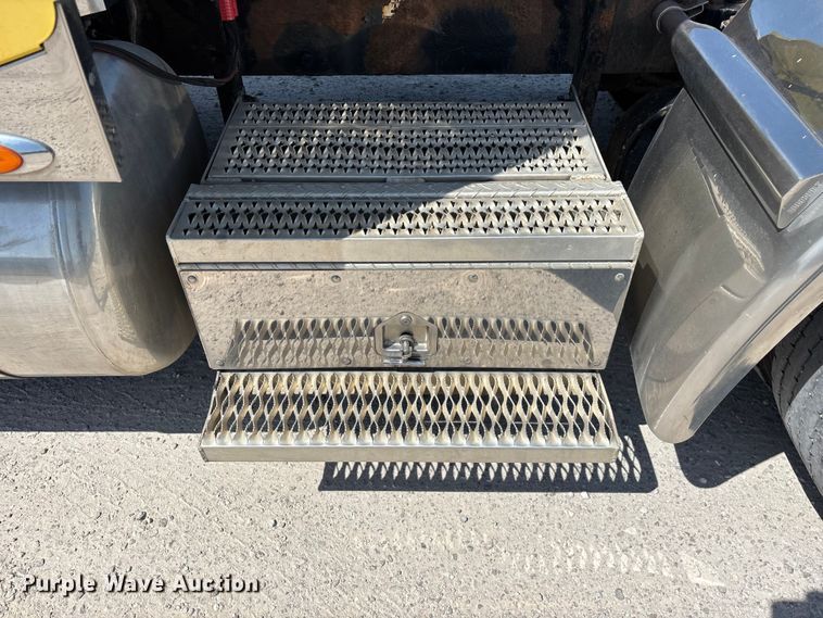image for item FG0598 2003 Peterbilt 379 semi truck
