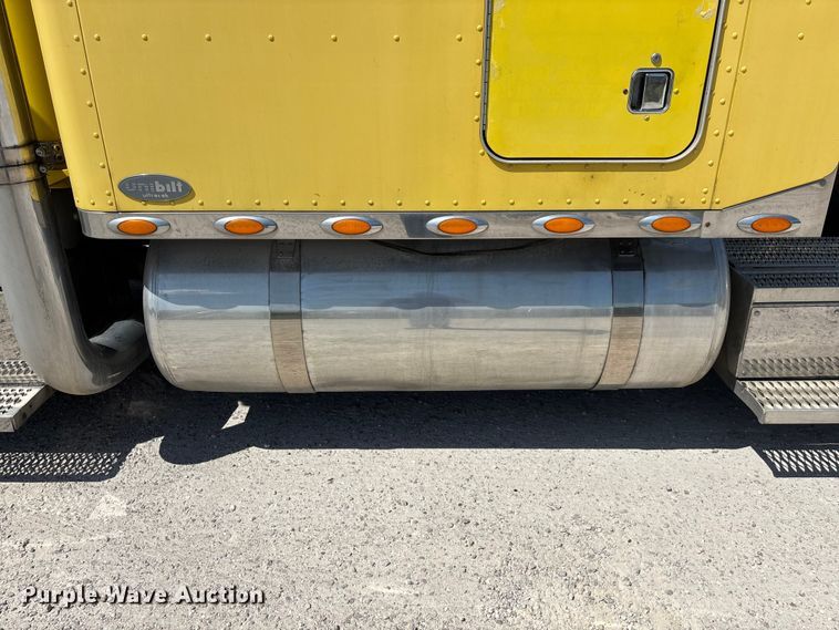 image for item FG0598 2003 Peterbilt 379 semi truck
