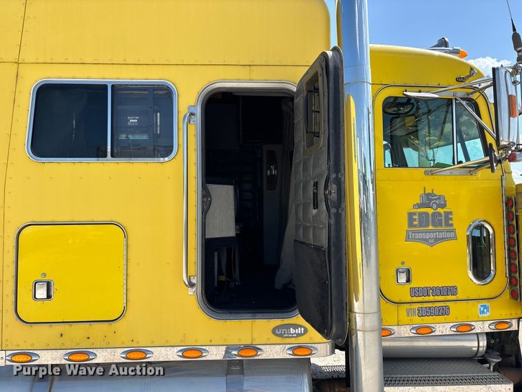 image for item FG0598 2003 Peterbilt 379 semi truck