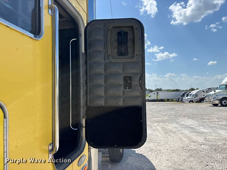 image for item FG0598 2003 Peterbilt 379 semi truck