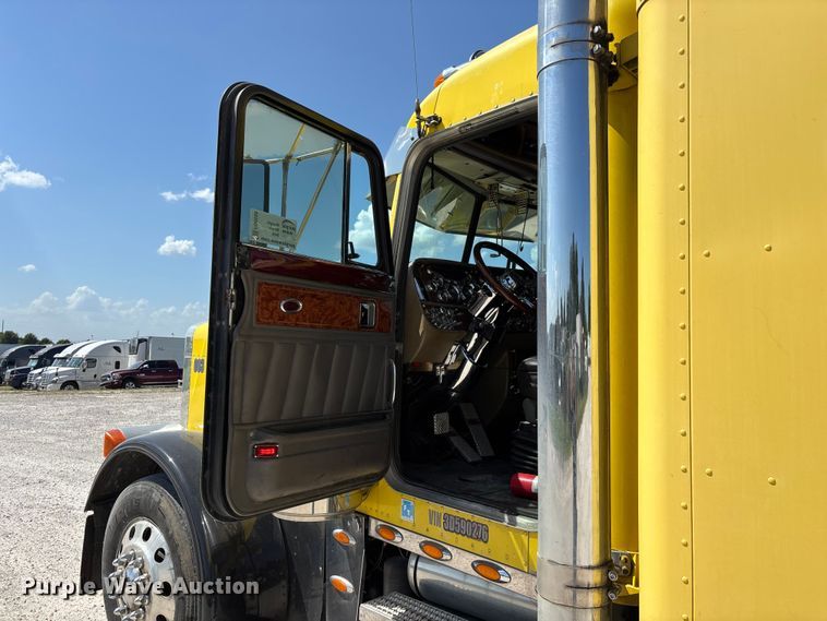 image for item FG0598 2003 Peterbilt 379 semi truck