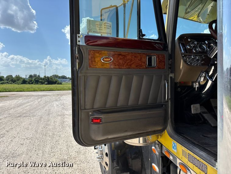 image for item FG0598 2003 Peterbilt 379 semi truck