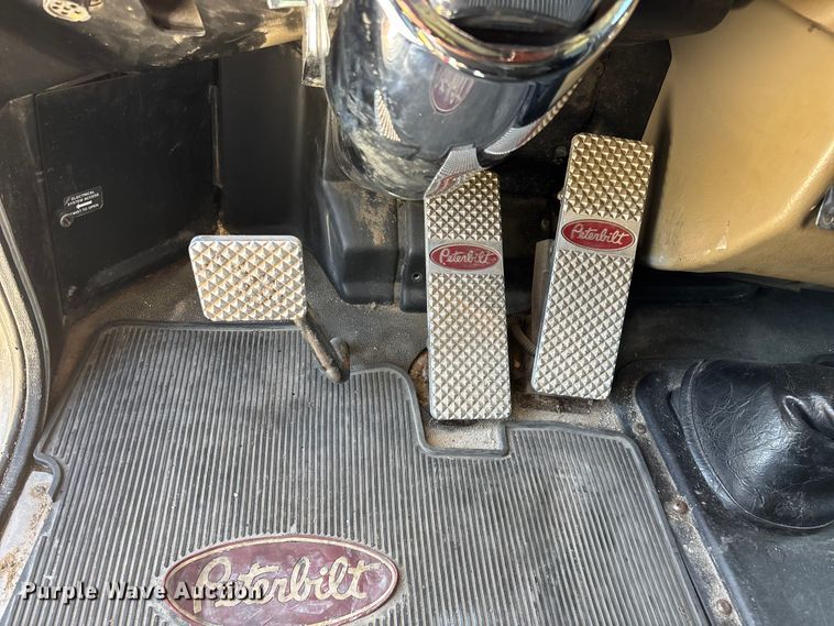 image for item FG0598 2003 Peterbilt 379 semi truck
