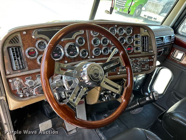 image for item FG0598 2003 Peterbilt 379 semi truck