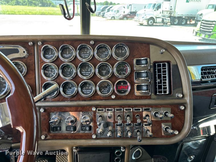 image for item FG0598 2003 Peterbilt 379 semi truck