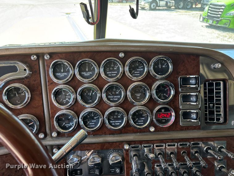 image for item FG0598 2003 Peterbilt 379 semi truck