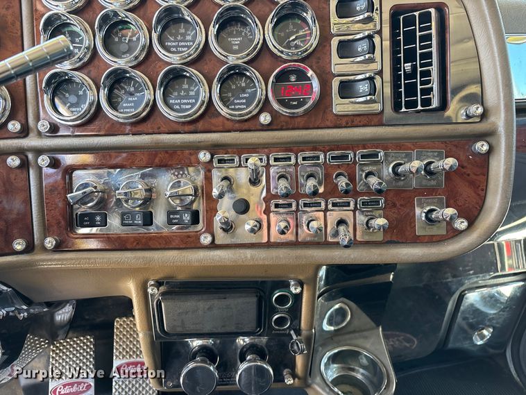 image for item FG0598 2003 Peterbilt 379 semi truck