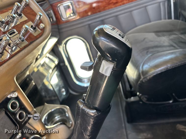image for item FG0598 2003 Peterbilt 379 semi truck