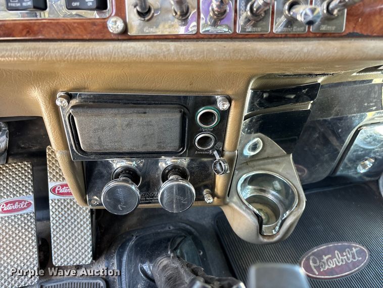 image for item FG0598 2003 Peterbilt 379 semi truck