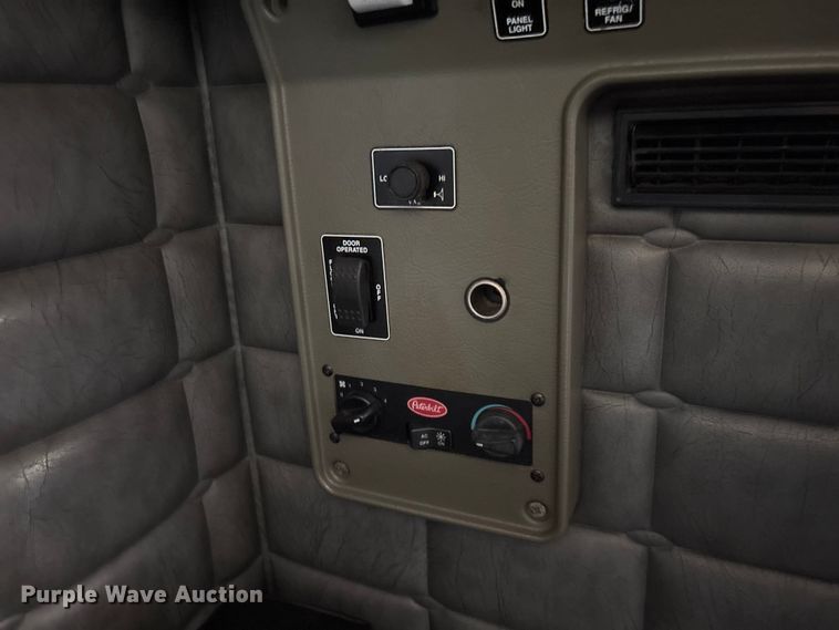 image for item FG0598 2003 Peterbilt 379 semi truck