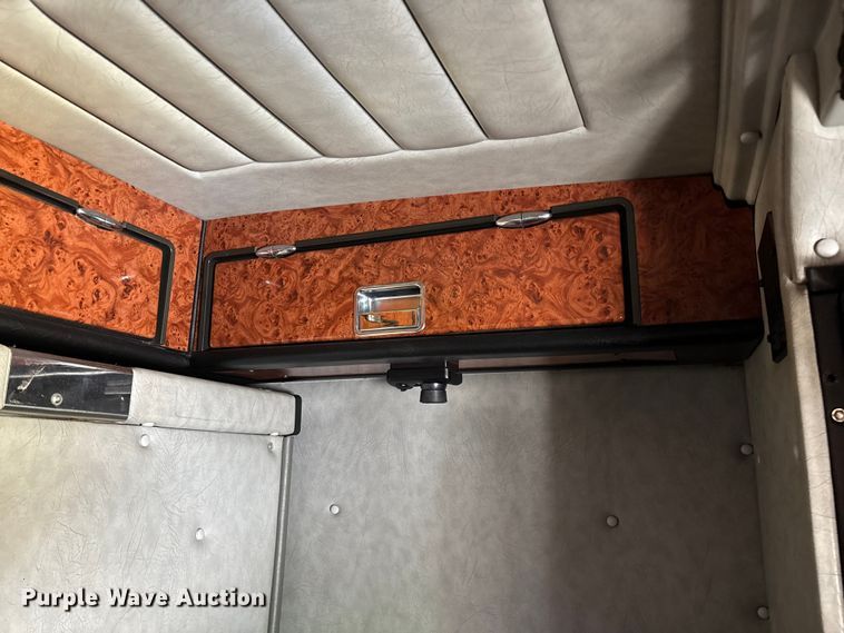 image for item FG0598 2003 Peterbilt 379 semi truck