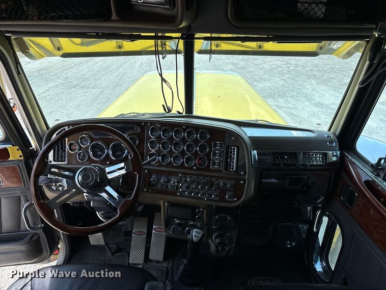 image for item FG0598 2003 Peterbilt 379 semi truck