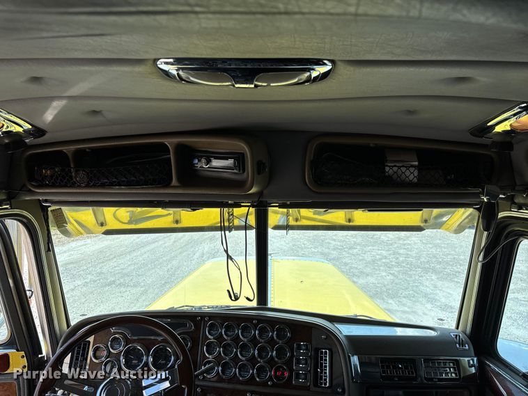 image for item FG0598 2003 Peterbilt 379 semi truck