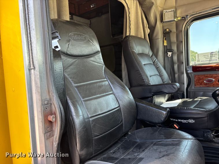 image for item FG0598 2003 Peterbilt 379 semi truck