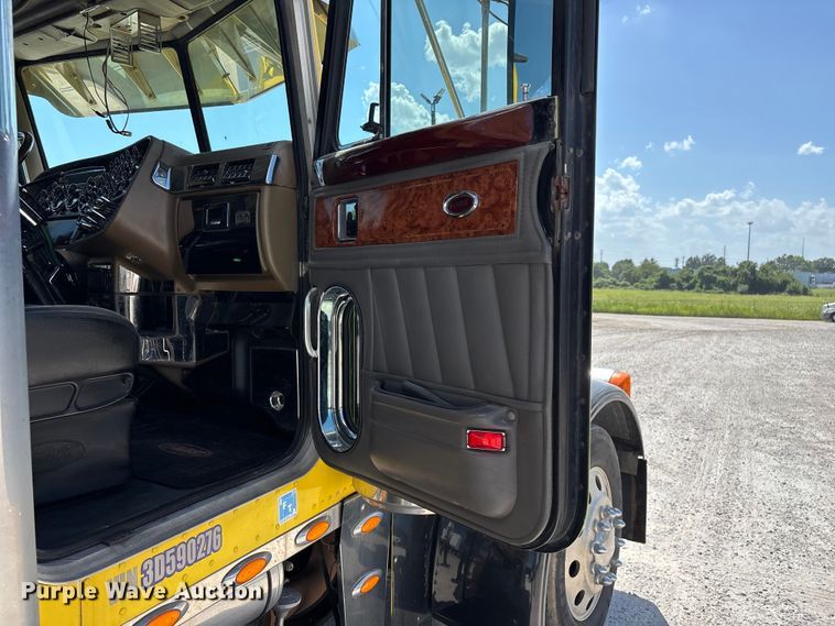 image for item FG0598 2003 Peterbilt 379 semi truck