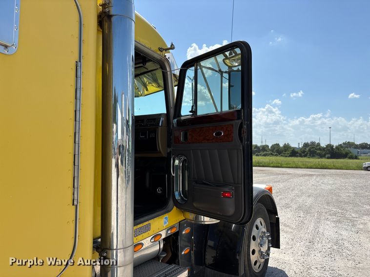 image for item FG0598 2003 Peterbilt 379 semi truck