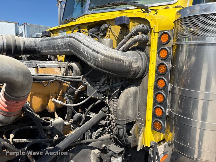 image for item FG0598 2003 Peterbilt 379 semi truck