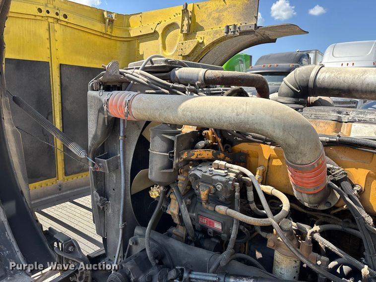 image for item FG0598 2003 Peterbilt 379 semi truck