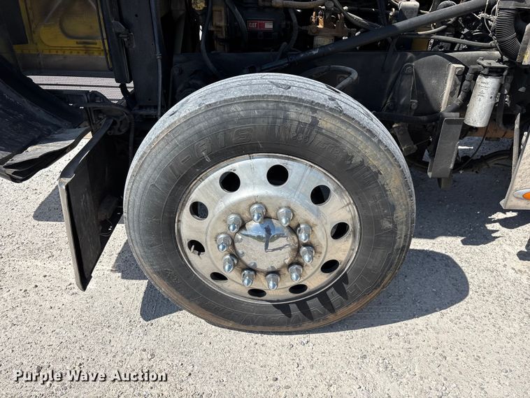 image for item FG0598 2003 Peterbilt 379 semi truck