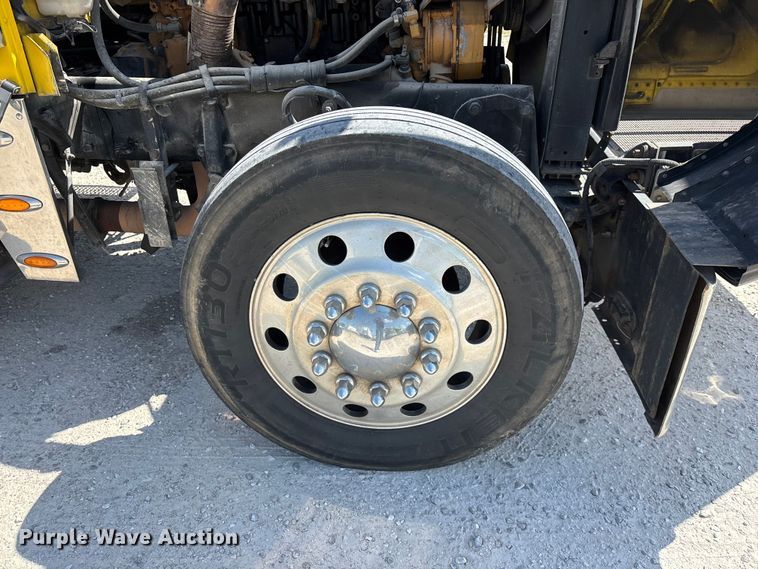 image for item FG0598 2003 Peterbilt 379 semi truck