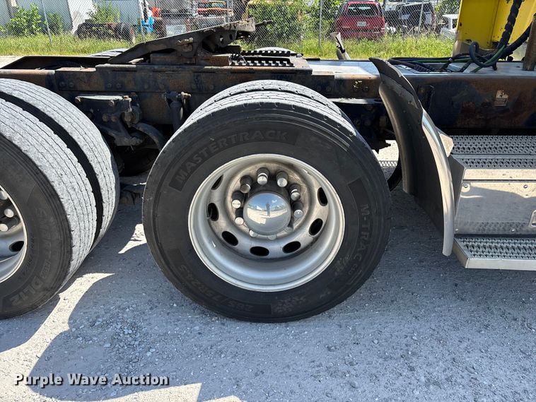 image for item FG0598 2003 Peterbilt 379 semi truck
