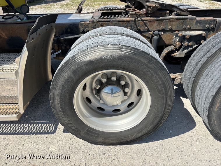 image for item FG0598 2003 Peterbilt 379 semi truck