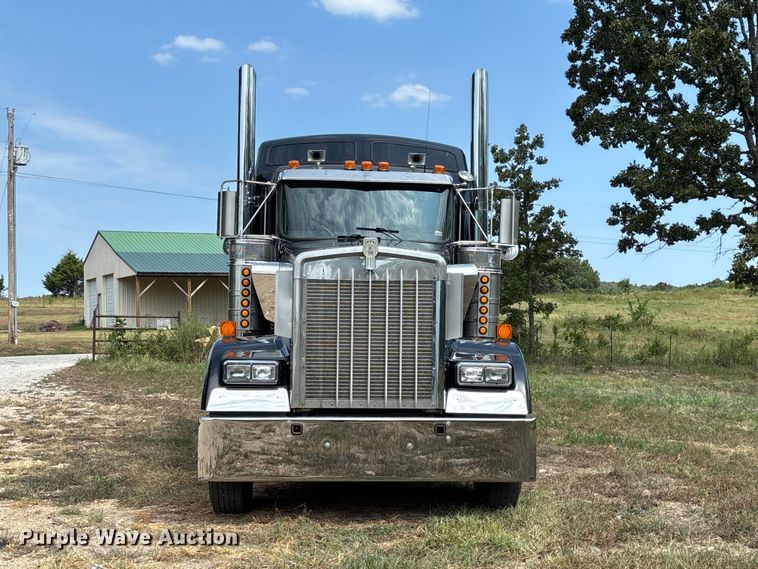 image for item FG0628 2000 Kenworth W900L semi truck