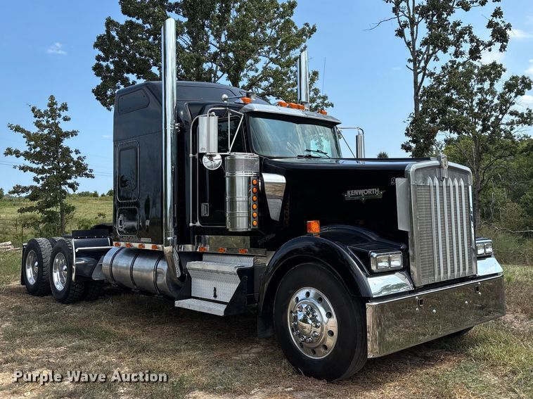 image for item FG0628 2000 Kenworth W900L semi truck
