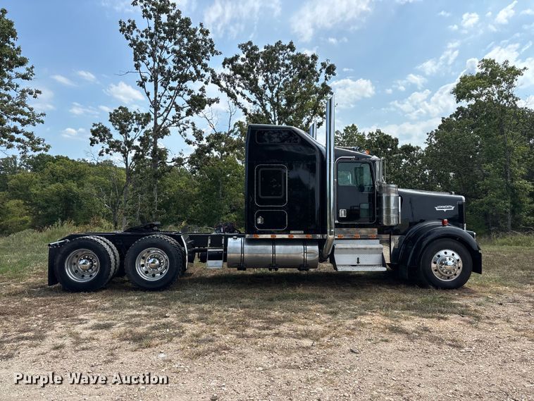 image for item FG0628 2000 Kenworth W900L semi truck