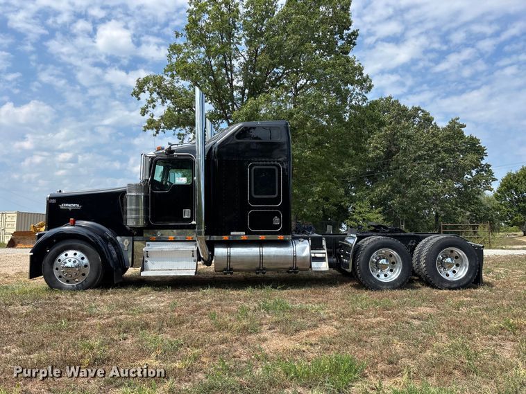 image for item FG0628 2000 Kenworth W900L semi truck