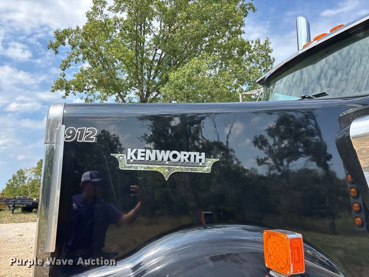 image for item FG0628 2000 Kenworth W900L semi truck