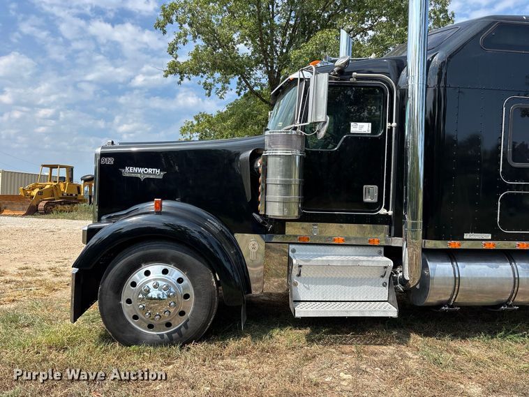 image for item FG0628 2000 Kenworth W900L semi truck