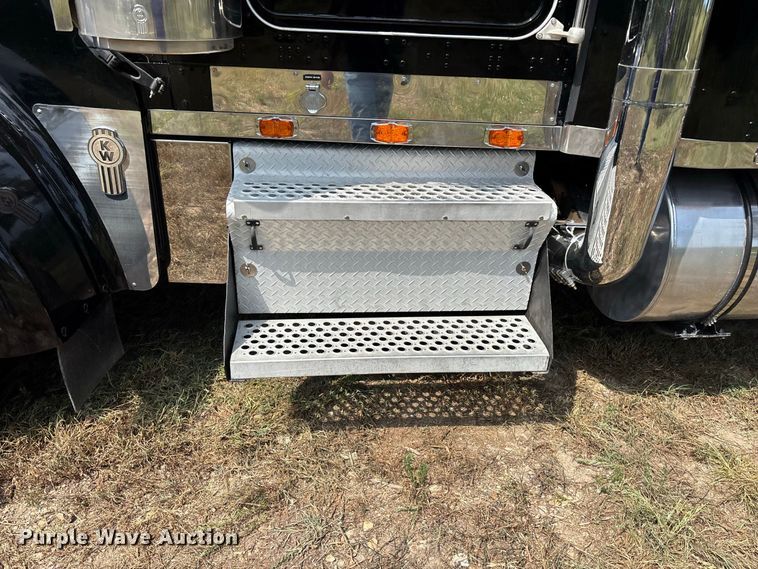 image for item FG0628 2000 Kenworth W900L semi truck