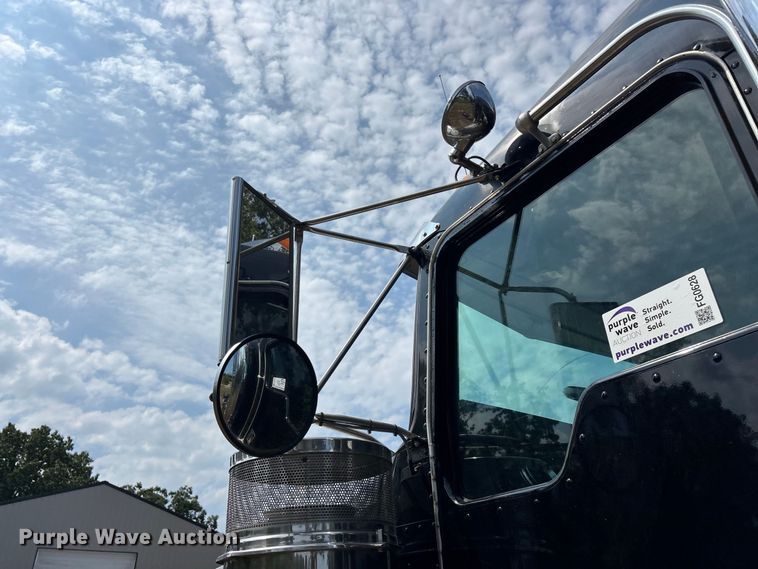 image for item FG0628 2000 Kenworth W900L semi truck