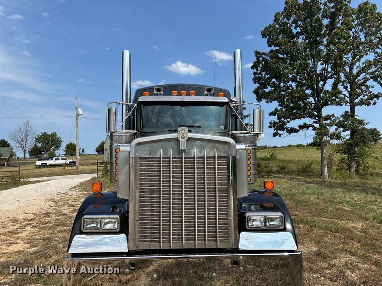 image for item FG0628 2000 Kenworth W900L semi truck