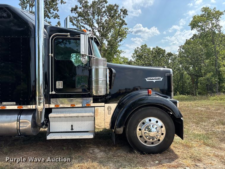 image for item FG0628 2000 Kenworth W900L semi truck