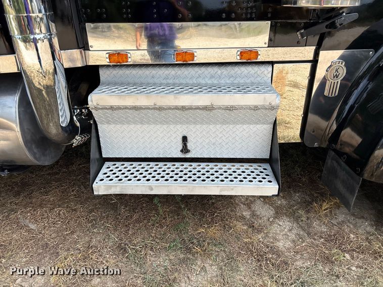 image for item FG0628 2000 Kenworth W900L semi truck