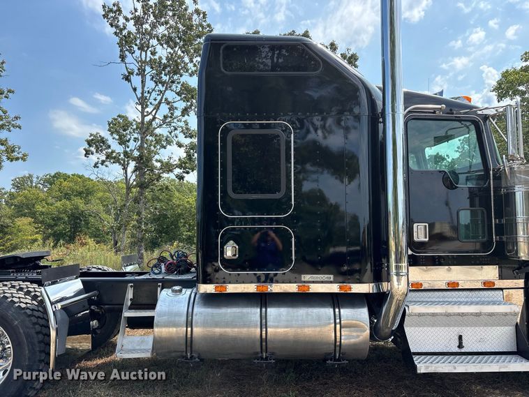image for item FG0628 2000 Kenworth W900L semi truck