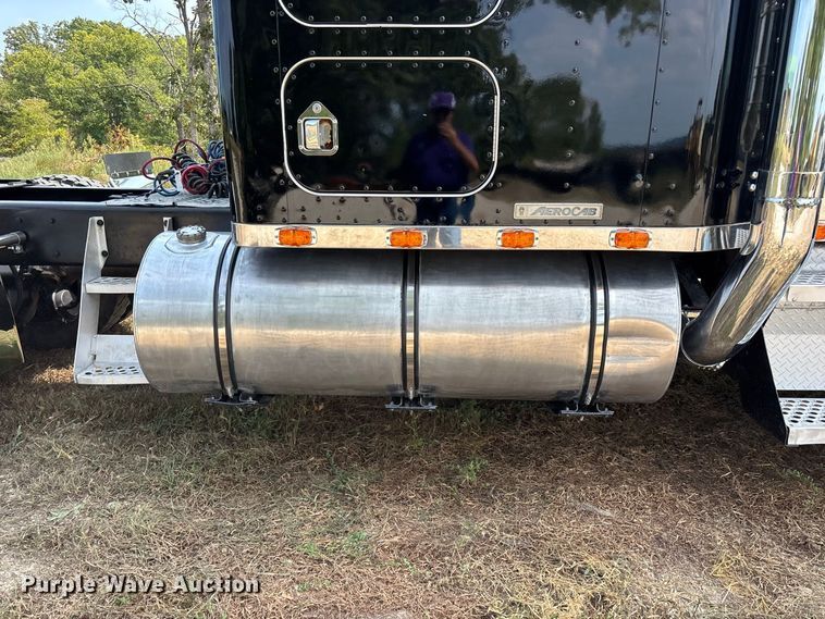 image for item FG0628 2000 Kenworth W900L semi truck