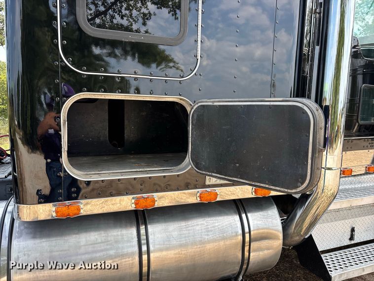 image for item FG0628 2000 Kenworth W900L semi truck