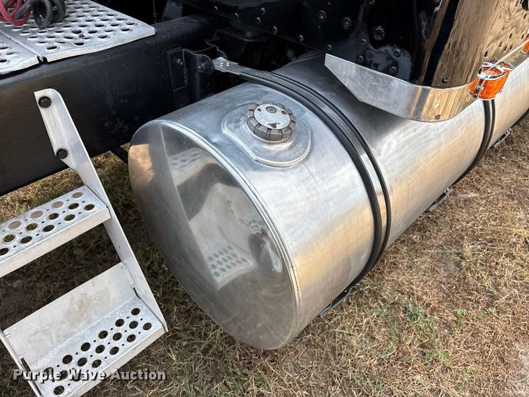 image for item FG0628 2000 Kenworth W900L semi truck