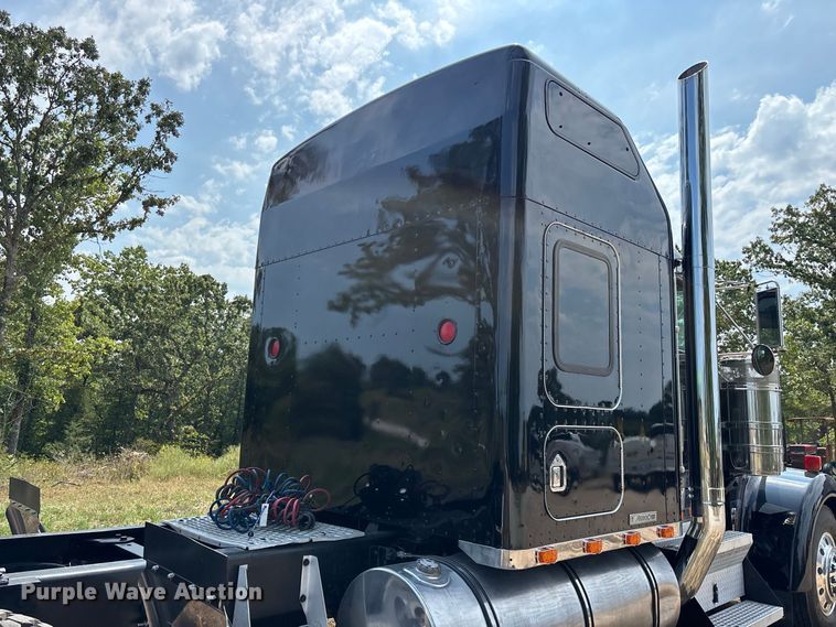 image for item FG0628 2000 Kenworth W900L semi truck