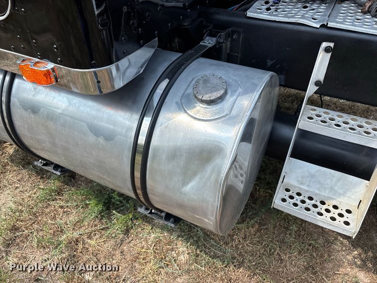 image for item FG0628 2000 Kenworth W900L semi truck