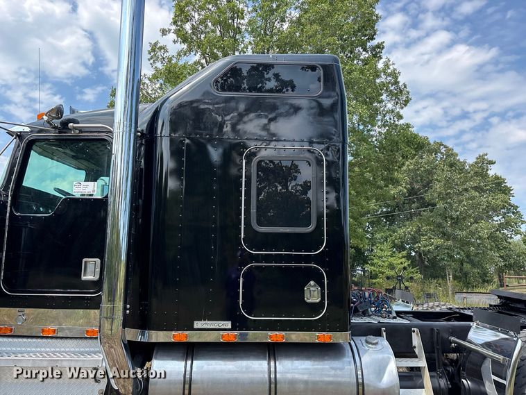 image for item FG0628 2000 Kenworth W900L semi truck