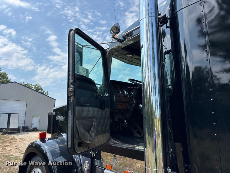 image for item FG0628 2000 Kenworth W900L semi truck