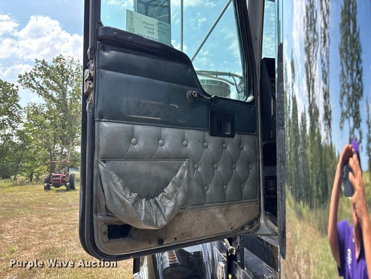 image for item FG0628 2000 Kenworth W900L semi truck