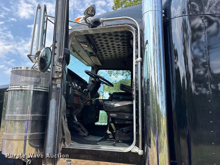 image for item FG0628 2000 Kenworth W900L semi truck