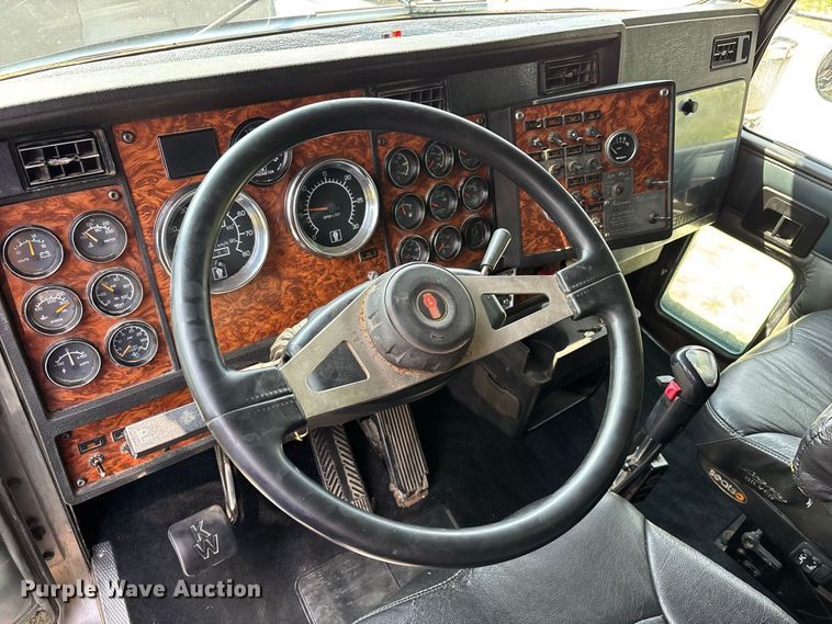 image for item FG0628 2000 Kenworth W900L semi truck