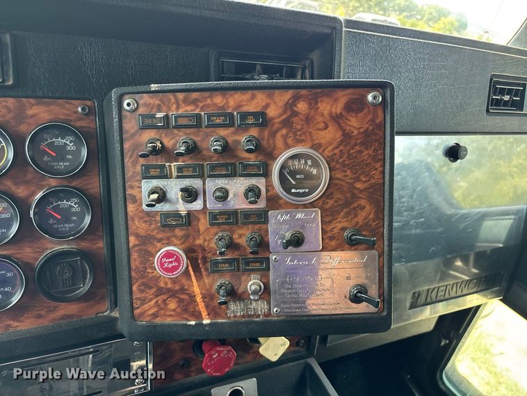 image for item FG0628 2000 Kenworth W900L semi truck
